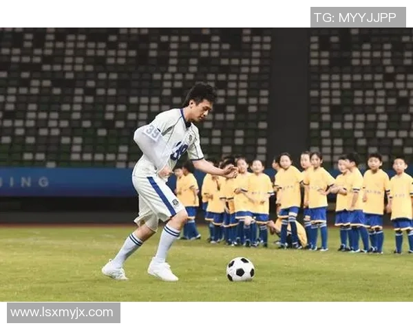 足球球星专属日志揭秘：赛场背后的日常与心路历程展示