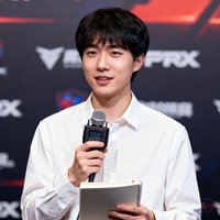 一位手持录音笔和笔记本的电竞赛事记者在新闻发布会的半身照片